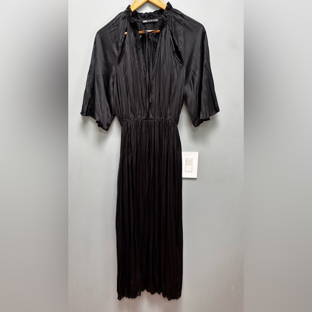 Zara Pleated Short Sleeve Satin Midi Dress in Black S